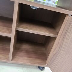 J4000【リユースのサカイ柏店】IRIS OHYAMA　アイリスオーヤマ　扉付きキッチンワゴン　TKW-90　ウォルナット　クリーニング済　参考価格12,540円の画像