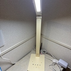 ニトリ　LED デスクライト　電源アダプター付きの画像