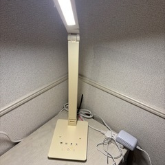 ニトリ　LED デスクライト　電源アダプター付きの画像