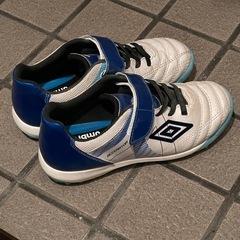 【美品】umbro サッカーシューズ　20cm キッズの画像