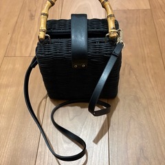 ZARAカゴのショルダーバックの画像