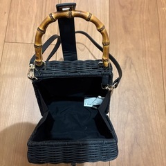 ZARAカゴのショルダーバックの画像