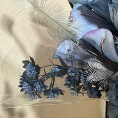 華やかな造花とガラスのフラワーツールの画像