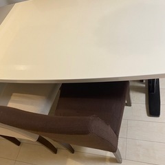 ダイニングテーブル　イスの画像