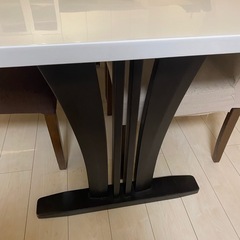 ダイニングテーブル　イスの画像