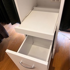 ☆商談中【明日中（12/27）受け取りのみ】スリム食器棚の画像