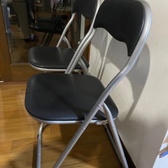 折りたたみ椅子2脚の画像