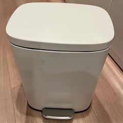 ペダル式ゴミ箱の画像