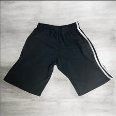 adidasの3本ラインデザインの黒いハーフパンツ 160の画像