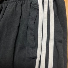 adidasの3本ラインデザインの黒いハーフパンツ 160の画像
