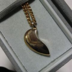 ◍courreges Parisクレージュ ネックレス（刻印有り）、◍トップが三日月型の様な容です、◍ゴールドカラー、画像参照、★お手数をおかけしますプロフィール必読ですの画像
