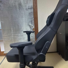 ゲーミングチェアとデクスセットの画像