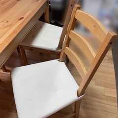 IKEA ダイニングテーブルとダイニングチェアの画像