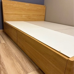 ダブルベッドフレームの画像