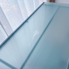 ガラスのPCデスクの画像