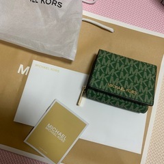 新品☆MICHAEL KORS 折り財布 グリーン   レザー 折り財布の画像