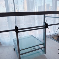 ガラスのPCデスクの画像