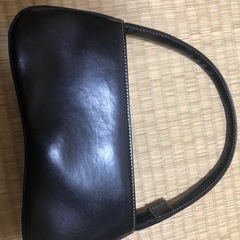 二色柄の小さいバッグの画像