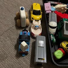 車や電車のおもちゃの画像