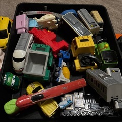車や電車のおもちゃの画像