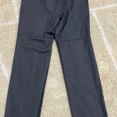 ユニクロ スラックス パンツ グレーの画像