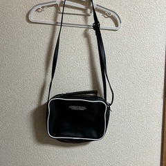 adidas アディダス ショルダーバッグ ブラック ロゴ入り 黒 カバンの画像