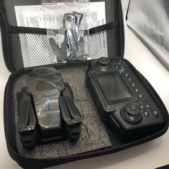 新品【186】E88 デュアルカメラ スクリーンリモコン＋WiFi伝送 折りたたみドローン（ブラック）の画像