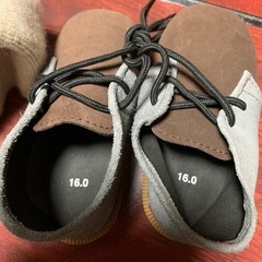 よちよち歩きの毛糸の暖かい帽子と柔らか靴の画像