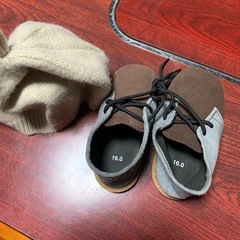 よちよち歩きの毛糸の暖かい帽子と柔らか靴の画像