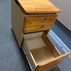 学習塾の袖机　棚の画像