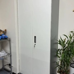 3つあり オカムラ 鍵付き ロッカー ハイキャビネット 両開き