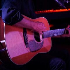 🎸昭和のヒット曲中心の出前演奏できます♬