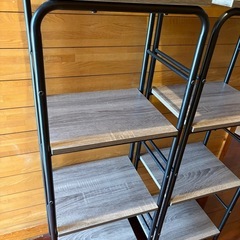 ダークブラウンのラックの画像