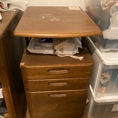 木製サイドテーブルの画像