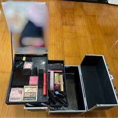 デパコス含む中古化粧品とメイクボックス　コスメの画像