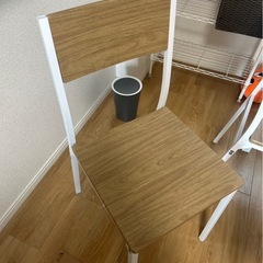 モダンデコの机とイスの画像