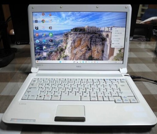 女性に人気のホワイト！場所を取らない14インチ　高性能CPUi3　高速SSD　office