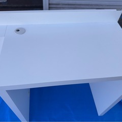 白の長机｜モデルルーム備品｜配線穴付き｜シンプルデザインの画像