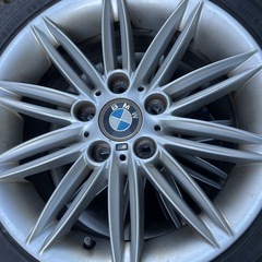 BMWホイールとスタッドレスタイヤの画像
