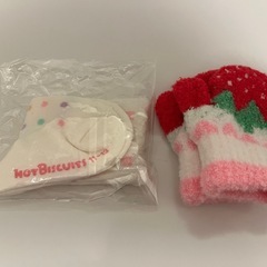 【新品】Hot Biscuitsベビー靴下　西松屋　いちご柄　手袋の画像