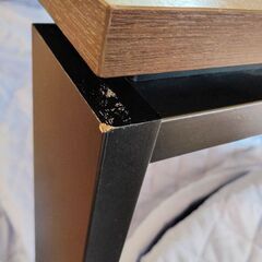 ニトリのこたつテーブル、テープ剥がし跡、凹みありの画像