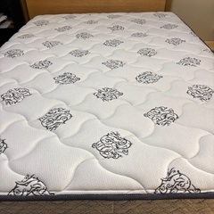 ダブルベッドフレーム　ベッドマットレス付きの画像