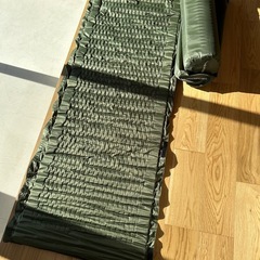 キャンプ用品　寝袋・エアマット・折りたたみテーブルの画像
