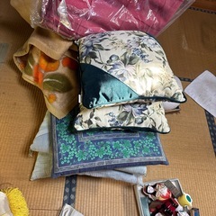 カバン　手提げバック　座布団　クッション　小物入れ　財布　タンス　テーブル　鉄屑　スクラップ　アルミ　家の片付け中　電化製品　収納家具　ベッド　プリンター　豊前市　　差し上げます　0円　松江　の画像