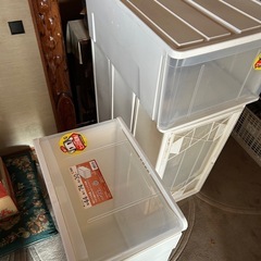 スーツケース、クリアケース５個、パソコンモニターの画像