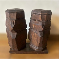 木製彫刻 2体セット　置き台付き　高さ20cmの画像