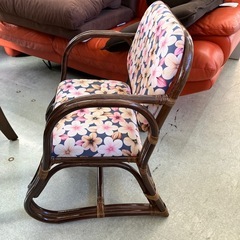 サ2512-334 ベルーナ 籐思いやり座椅子 ミドルタイプ 花柄 キズ汚れ有りの画像