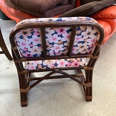 サ2512-334 ベルーナ 籐思いやり座椅子 ミドルタイプ 花柄 キズ汚れ有りの画像