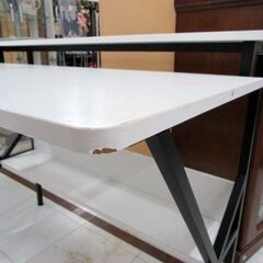 使用感あり パソコンデスク 幅100×奥行60×高さ77.5cm 棚付き ホワイト系 PCデスク 机 苫小牧西店の画像