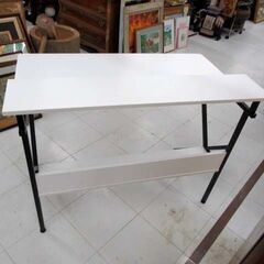 使用感あり パソコンデスク 幅100×奥行60×高さ77.5cm 棚付き ホワイト系 PCデスク 机 苫小牧西店の画像